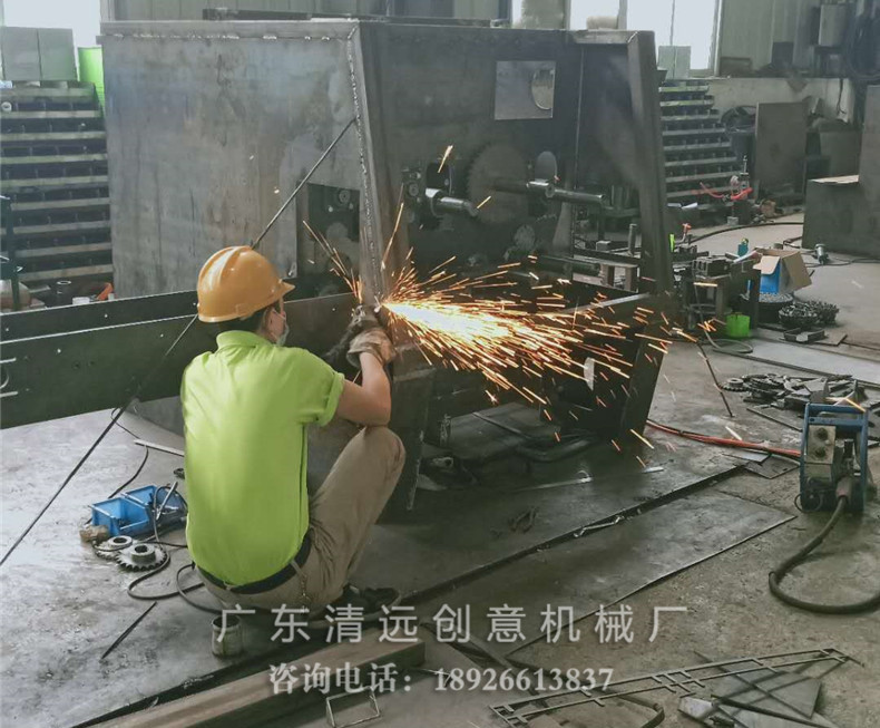 生產(chǎn)車間工人師傅正在焊接圓木多片鋸機(jī)器，采用V型送料鏈，抓料更穩(wěn)