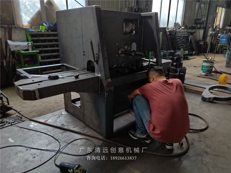 多片鋸生產(chǎn)車間一角，一臺(tái)正在生產(chǎn)的圓木多片鋸機(jī)器
