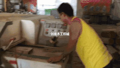 高速方木多片鋸一人方料，兩人接分料，速度快，效率高