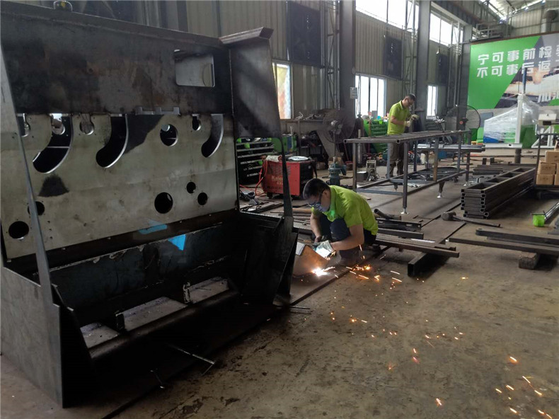 多片鋸機器生產(chǎn)車間，多片鋸具有穩(wěn)定、高效、安全、操作簡單等優(yōu)勢