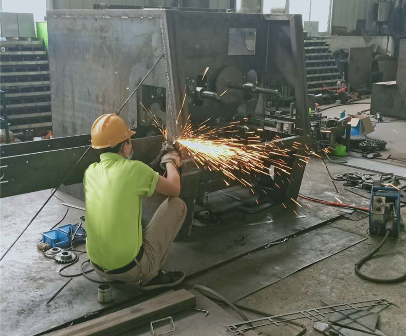 圓木多片鋸是加工成多片規(guī)格板方，上下軸設(shè)計。鋸路小、鋸面光滑、高出材率，是加工指接板、細(xì)木工的板、包裝板等理想的木工機(jī)械設(shè)備