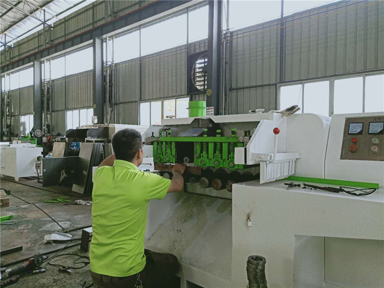 創(chuàng)意木工機(jī)械方木多片鋸生產(chǎn)車間一角，出品的每有臺(tái)機(jī)器都離不開工人師傅的辛勤勞作