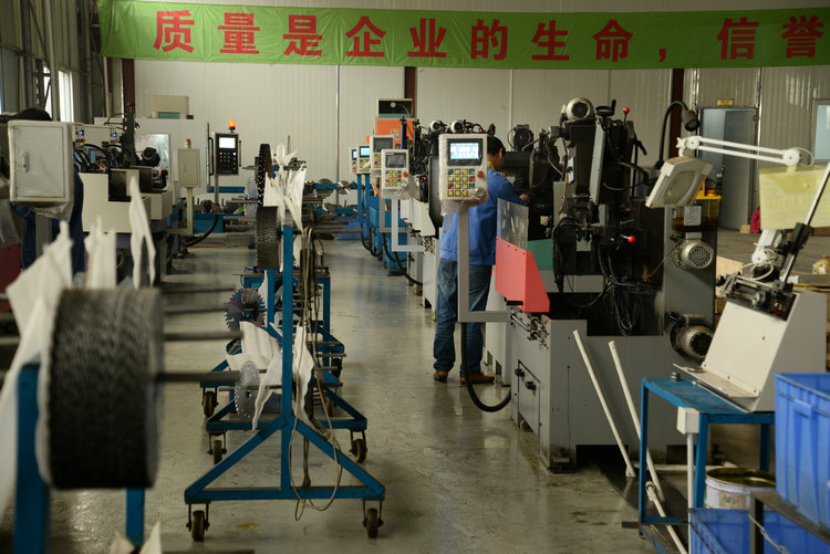 創(chuàng)意木工機械整潔干凈的合金鋸片生產車間