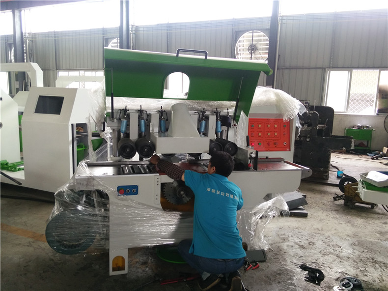 多片鋸車間正在生產(chǎn)的木龍骨方木多片鋸機(jī)器，采用上下升降氣動(dòng)壓輪夾緊，進(jìn)料出料更穩(wěn)