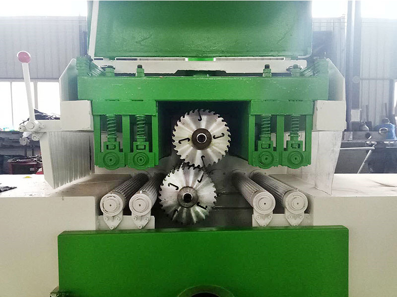 上下軸方木多片鋸合金鋸片每工作8小時(shí)應(yīng)修整好，墊套需用擦機(jī)布擦干凈