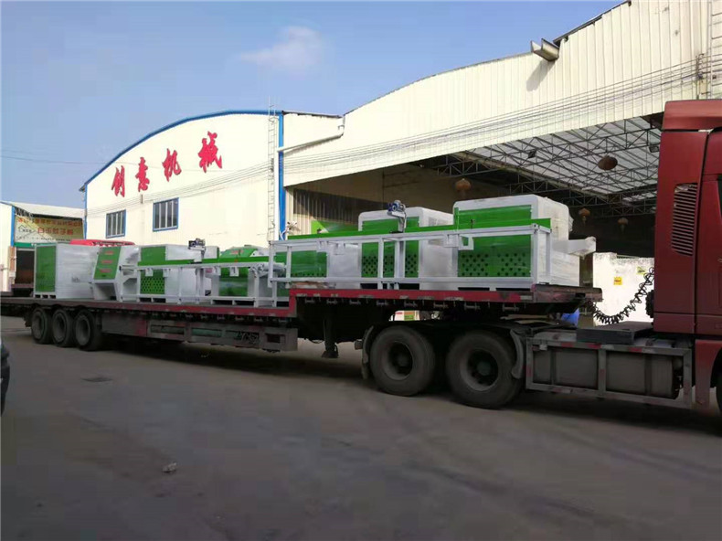 新款3060型方木多片鋸全程自動(dòng)送料，鋸板尺寸精準(zhǔn)，送料速度自由可控。全封閉式機(jī)罩，兩重防反彈裝置，三重保護(hù)。