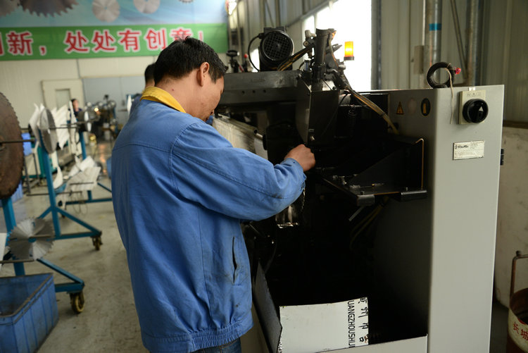 圓木多片鋸合金鋸片包含合金刀頭的種類、基體的材質(zhì)、直徑、齒數(shù)、厚度、齒形、角度、孔徑等多個(gè)參數(shù)，這些參數(shù)決定著園木多片鋸合金鋸片的加工能力和切削性能。