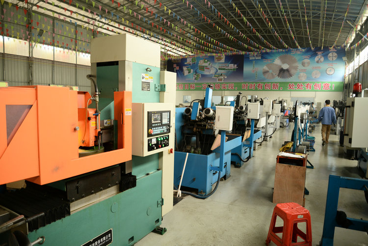 多片鋸加工完，板材出現(xiàn)表面有毛刺、粗糙、起毛等問(wèn)題，多次使用依舊出現(xiàn)，表示多片鋸鋸片要進(jìn)行修磨了。