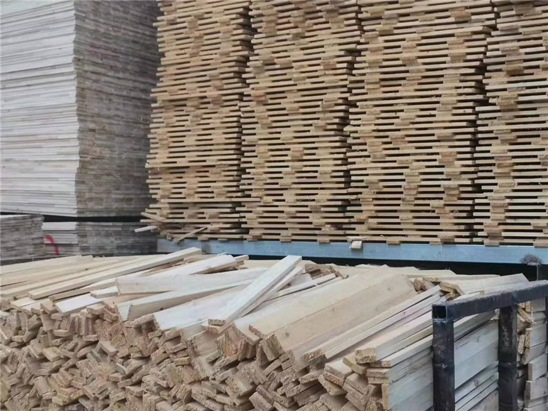 圓木多片鋸鋸片的質(zhì)量也是起重要的作用，大家都知道木工機(jī)械圓木多片鋸鋸片調(diào)整旋轉(zhuǎn)，它既要傳送切削力又要堅(jiān)持工作的穩(wěn)定性，優(yōu)質(zhì)的多片鋸廠家生產(chǎn)的圓木多片鋸鋸片不只具有靜態(tài)幾何尺寸和正確度，其重要的是它的動(dòng)態(tài)特性特別好，經(jīng)屢次刃磨，運(yùn)用壽命長(zhǎng)。
