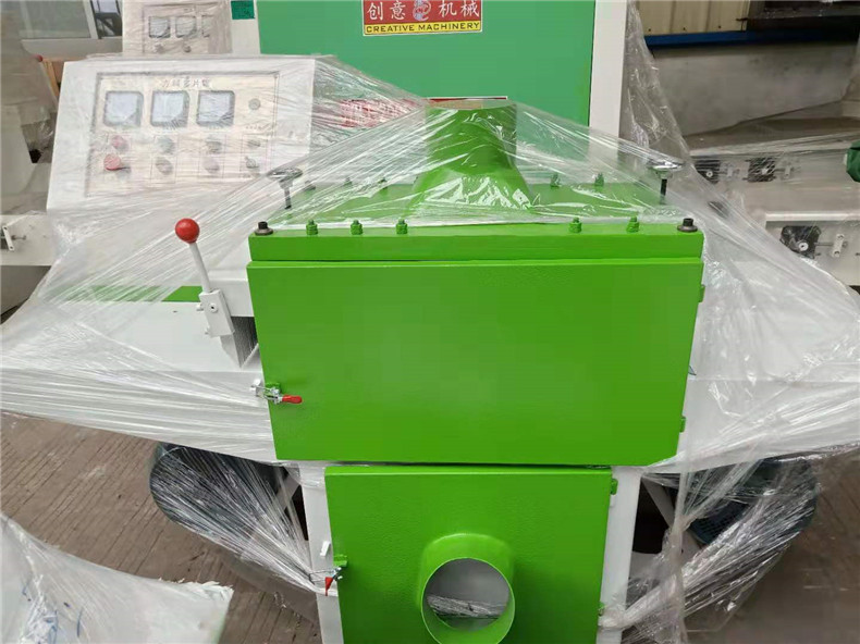 木工機械方木多片鋸每工作8小時，應按多片鋸廠家要求修整鋸片。平時根據(jù)合金鋸片的使用情況，在發(fā)現(xiàn)板面起毛、錯位等情況時，應對鋸片進行修磨，以延長鋸片壽命。